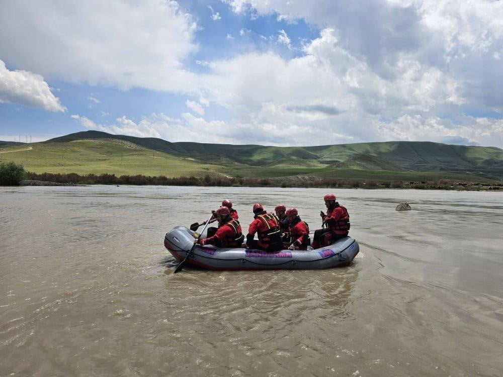 ERZURUM’UN HORASAN İLÇESİNDE 7 GÜN ÖNCE SERİNLEMEK İÇİN GİRDİĞİ ARAS NEHRİ’NDE AKINTIYA KAPILARAK...