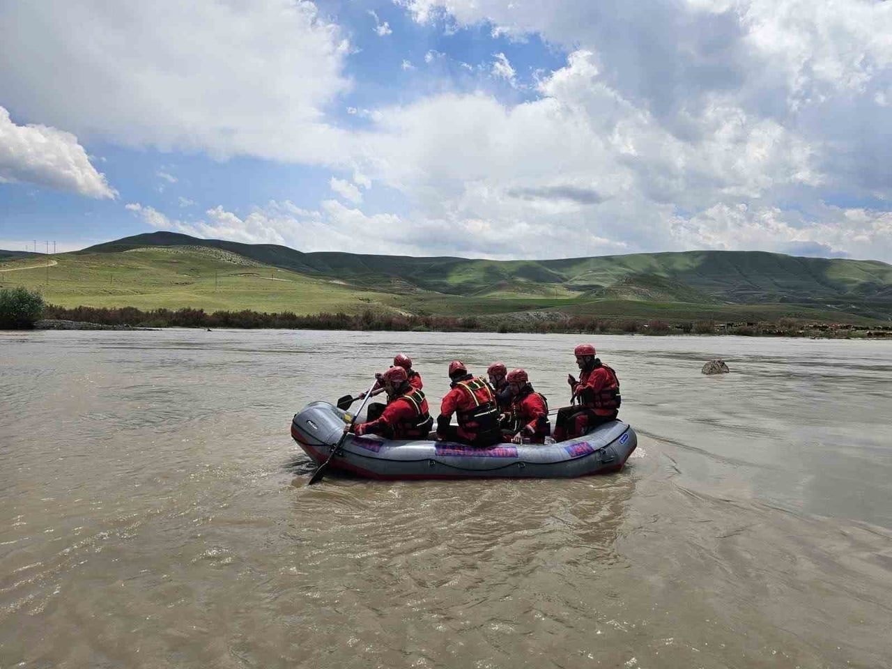 ERZURUM’UN HORASAN İLÇESİNDE SERİNLEMEK İÇİN ARAS NEHRİ’NE GİREN VE AKINTIYA KAPILARAK KAYBOLAN 17...