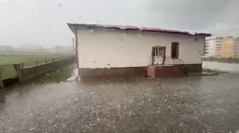 ERZURUM’UN KARAYAZI İLÇESİNDE ETKİLİ OLAN DOLU YAĞIŞI VATANDAŞLAR TARAFINDAN ŞAŞKINLIKLA...
