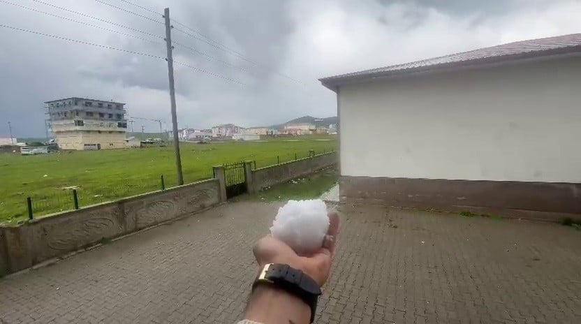 ERZURUM’UN KARAYAZI İLÇESİNDE ETKİLİ OLAN DOLU YAĞIŞI VATANDAŞLAR TARAFINDAN ŞAŞKINLIKLA...