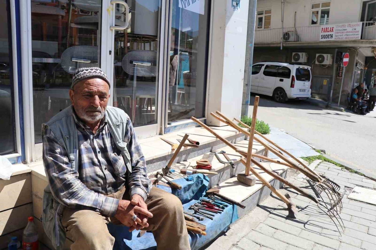 ERZURUM’UN OLTU İLÇESİNDE 80 YAŞINDAKİ İŞÇİ EMEKLİSİ MEHMET COŞKUN, YILLARCA TARLASINDA KULLANDIĞI...