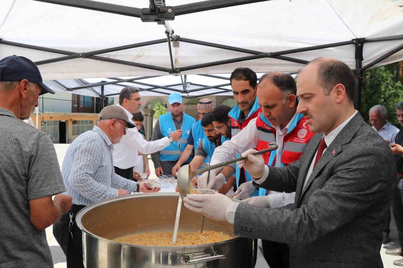 ERZURUM’UN  OLTU İLÇESİNDE KAYMAKAMI MUSTAFA ÇELİK, AŞURE DAĞITIMI PROGRAMINDA VATANDAŞLARLA...