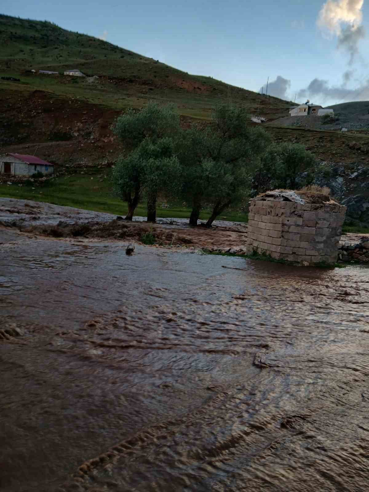 ERZURUM’UN TEKMAN İLÇESİNDE ANİDEN BASTIRAN SAĞANAK VE DOLU YAĞIŞI SEL FELAKETİNE YOL AÇARKEN...