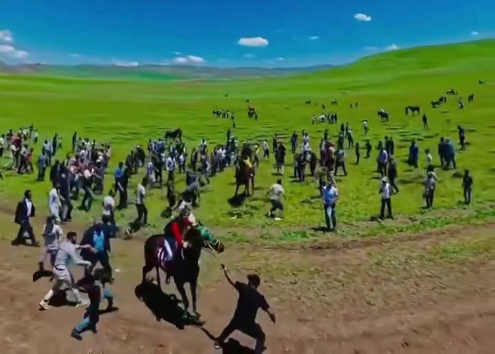 ERZURUM’UN TEKMAN İLÇESİNDE DÜZENLENEN AT YARIŞLARINDA BİR ATA YÖNELİK UYGUNSUZ MÜDAHALEDE...