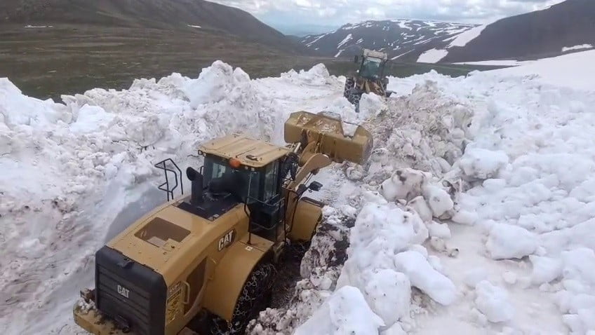 ERZURUM’UN TEKMAN İLÇESİNDE HAZİRAN AYINDA KARLA MÜCADELE DEVAM EDİYOR.