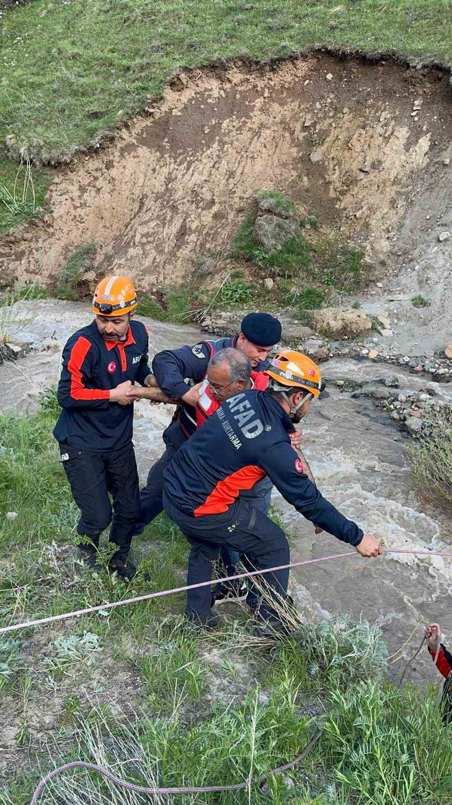 ERZURUM’UN TEKMAN İLÇESİNDE MANTAR TOPLAMAK İÇİN DERE KENARINA GİDEN VE KAR SULARININ ERİMESİYLE...