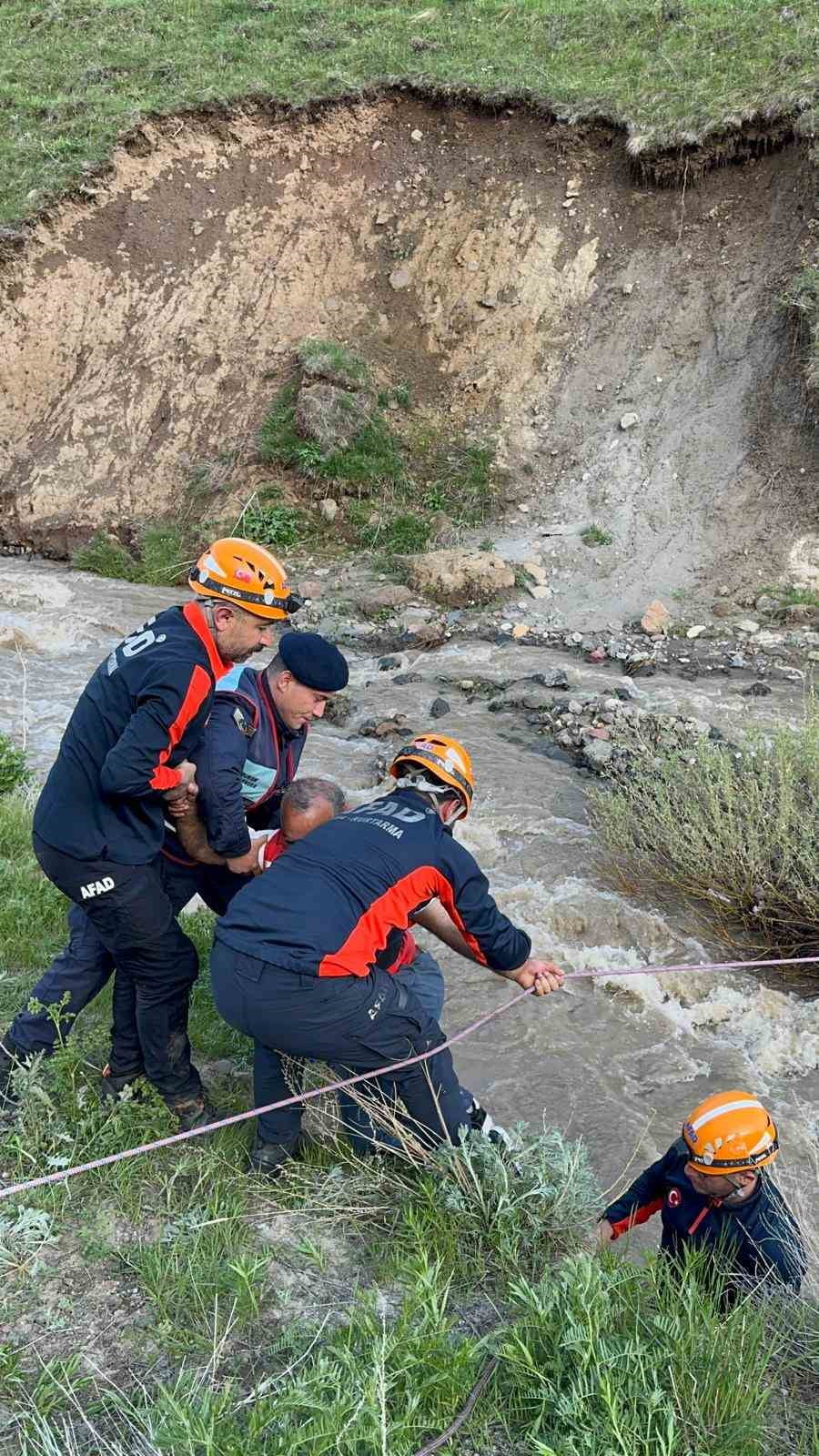 ERZURUM’UN TEKMAN İLÇESİNDE MANTAR TOPLAMAK İÇİN DERE KENARINA GİDEN VE KAR SULARININ ERİMESİYLE...