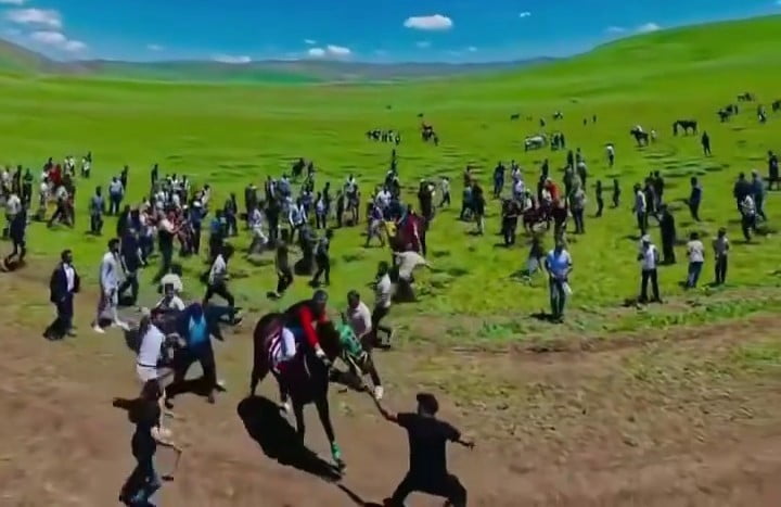 ERZURUM’UN TEKMAN İLÇESİNDE YAPILAN GELENEKSEL AT YARIŞINDA ORTAYA ÇIKAN MANZARALAR TEPKİ...