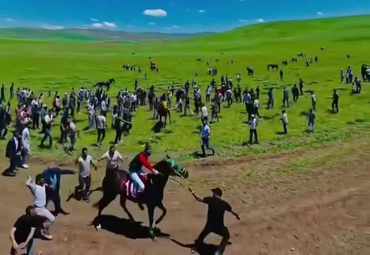 ERZURUM’UN TEKMAN İLÇESİNDE YAPILAN GELENEKSEL AT YARIŞINDA ORTAYA ÇIKAN MANZARALAR TEPKİ...