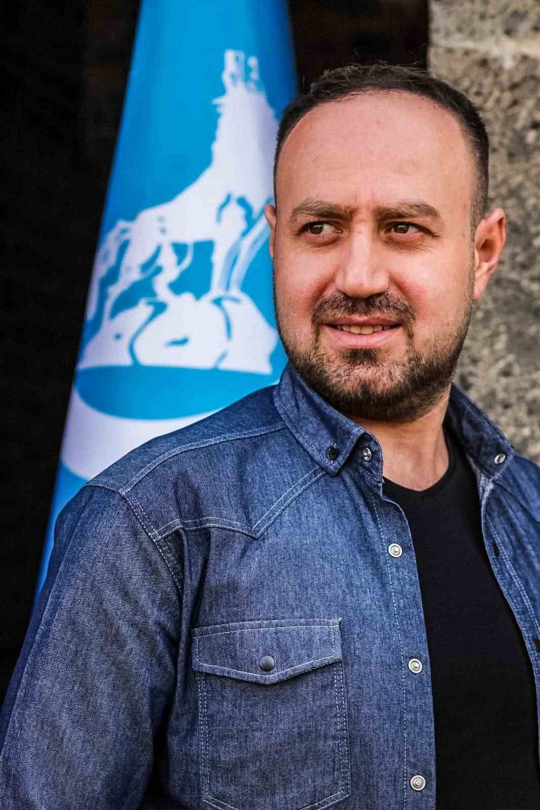 ERZURUMLU SANATÇI VE MHP TORTUM BELEDİYESİ MECLİS ÜYESİ AHMET ÖNGEL’İN MHP GENEL BAŞKANI DEVLET...