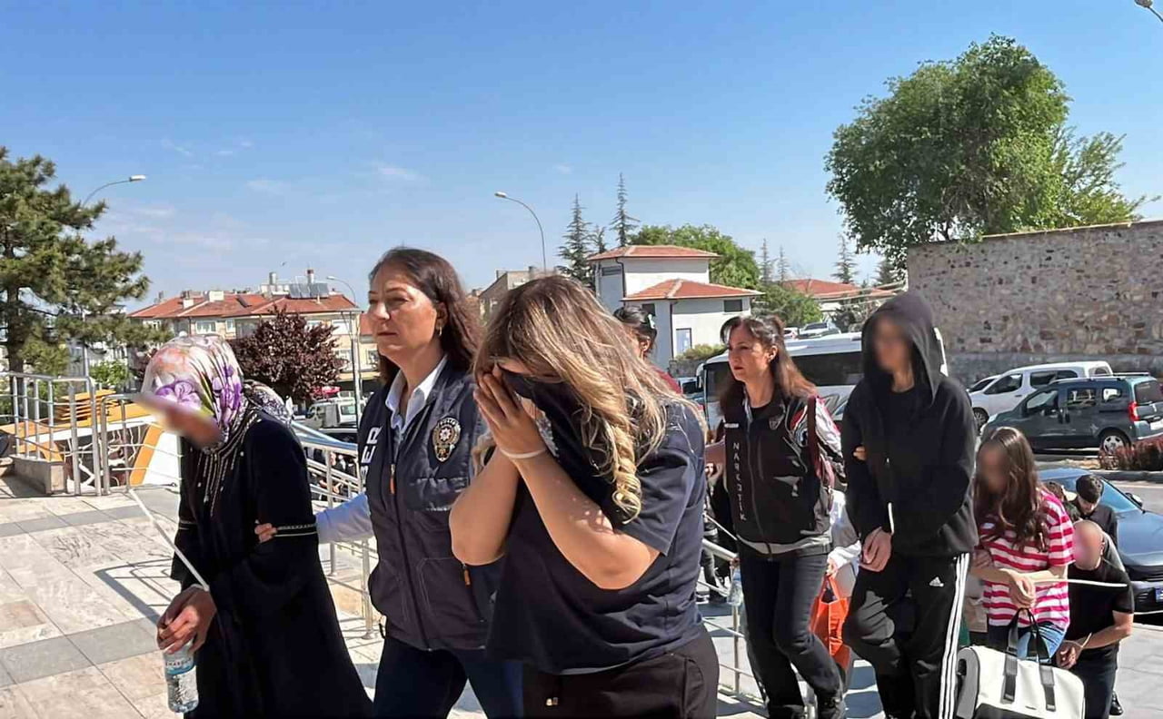 EŞ ZAMANLI OPERASYONDA GÖZALTINA ALINAN 91 ŞÜPHELİDEN EMNİYETTEKİ İŞLEMLERİ TAMAMLANAN 34 KİŞİ...