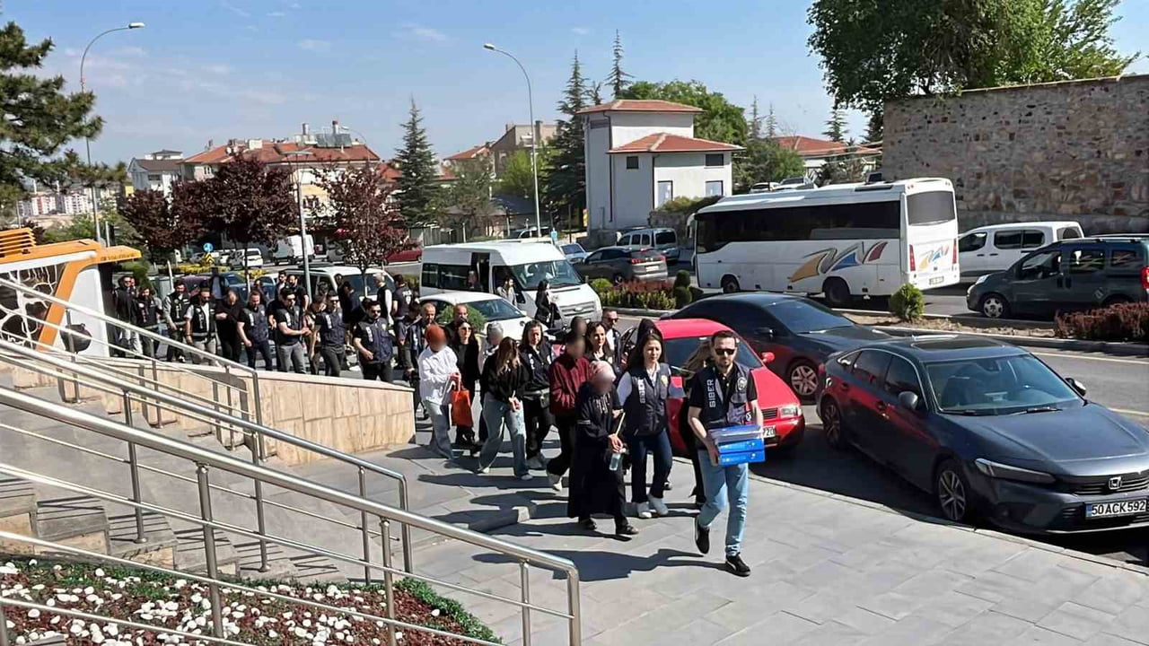EŞ ZAMANLI OPERASYONDA GÖZALTINA ALINAN 91 ŞÜPHELİDEN EMNİYETTEKİ İŞLEMLERİ TAMAMLANAN 34 KİŞİ...