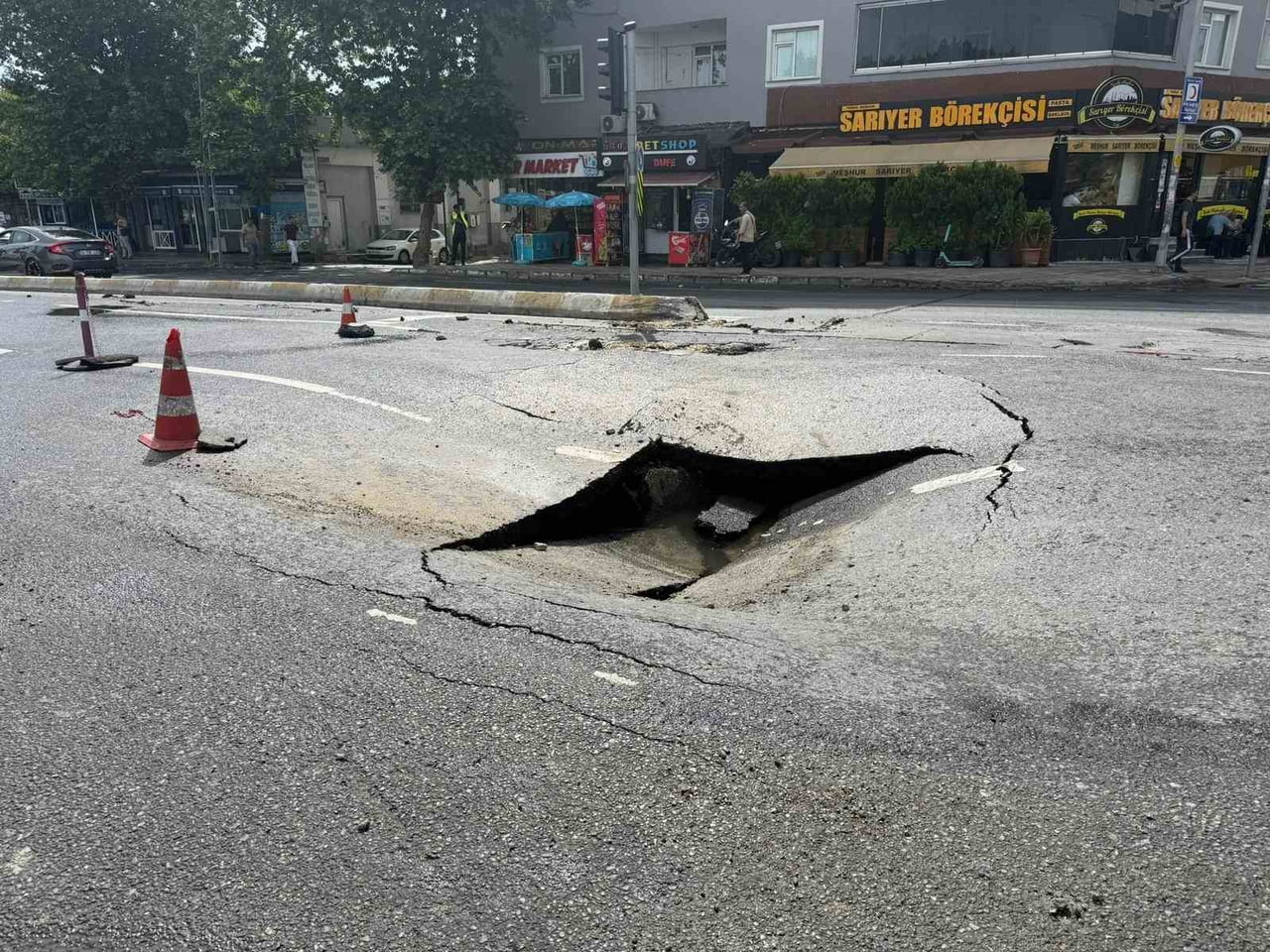 ESENYUR’TA İSKİ’NİN ANA SU BORU HATTININ PATLAMASIYLA ORTALIK GÖLE DÖNDÜ. CADDE BOYUNCA 20-30...