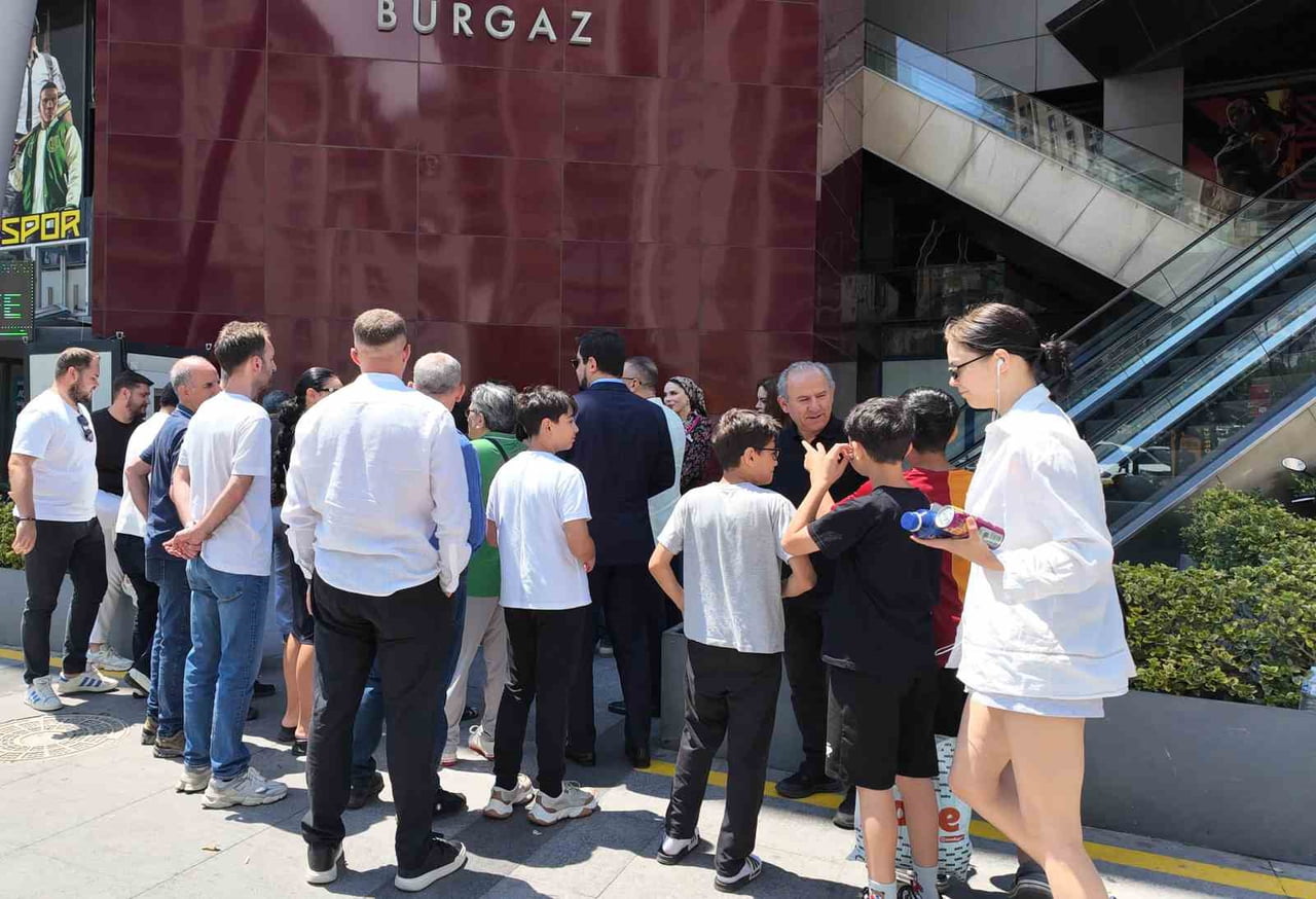 ESENYURT'TA 15 YILDIR DAİRELERİNİ ALAMAYAN KONUT MAĞDURLARI EYLEM YAPTI