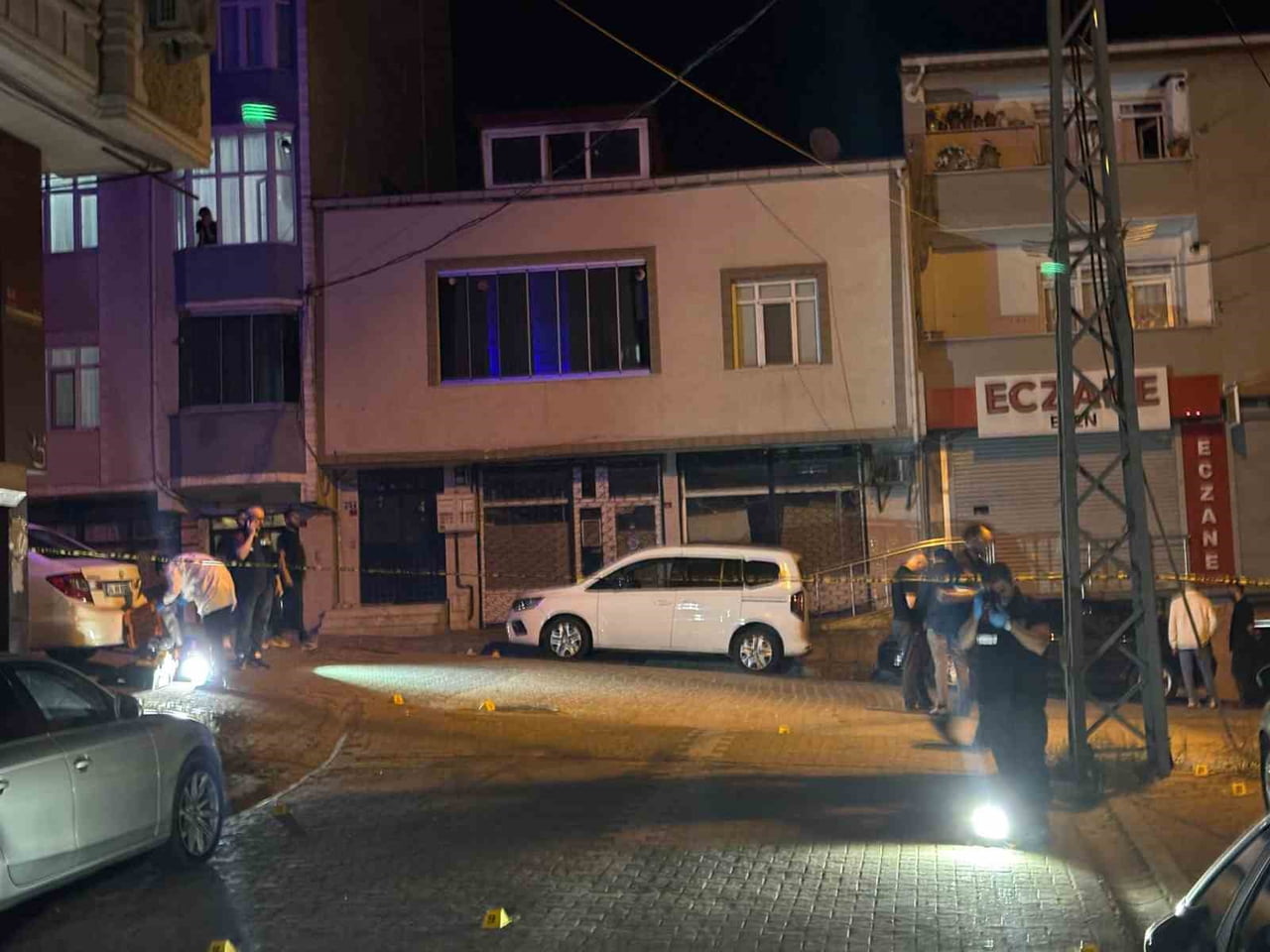 ESENYURT'TA 2 GRUP ARASINDA SİLAHLI ÇATIŞMA ÇIKTI: O ANLAR GÜVENLİK KAMERASINA YANSIDI