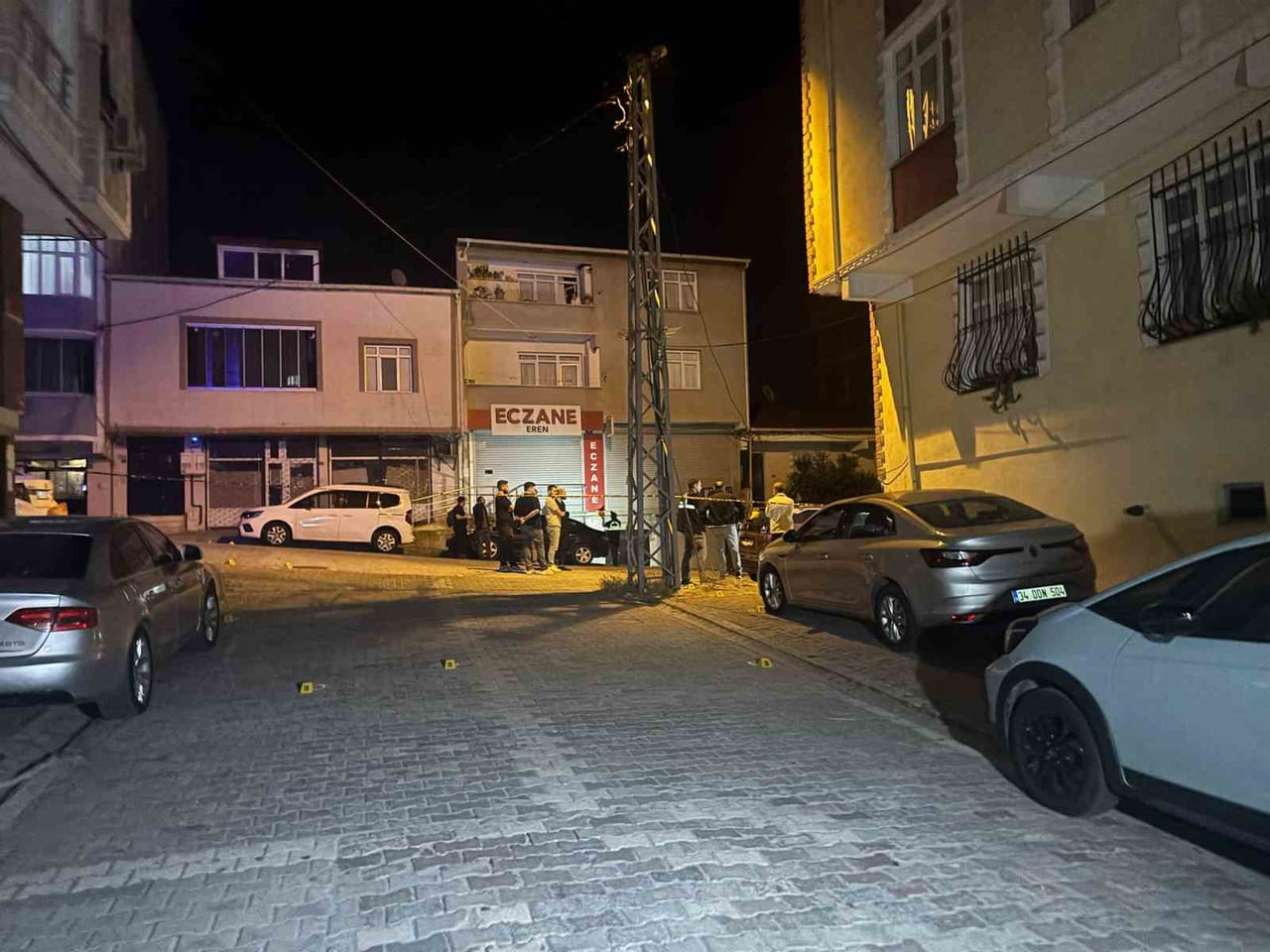 ESENYURT'TA 2 GRUP ARASINDA SİLAHLI ÇATIŞMA ÇIKTI: O ANLAR GÜVENLİK KAMERASINA YANSIDI