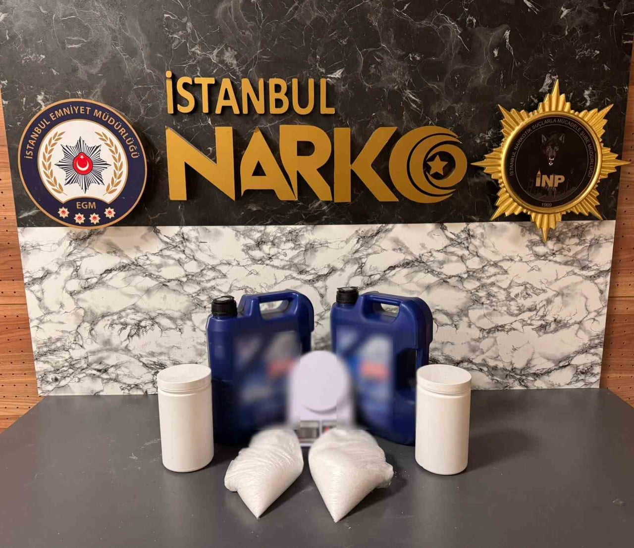ESENYURT'TA BİR EV VE ARACA DÜZENLENEN OPERASYONDA, 11 KİLO 600 GRAM KATI VE SIVI METAMFETAMİN ELE...