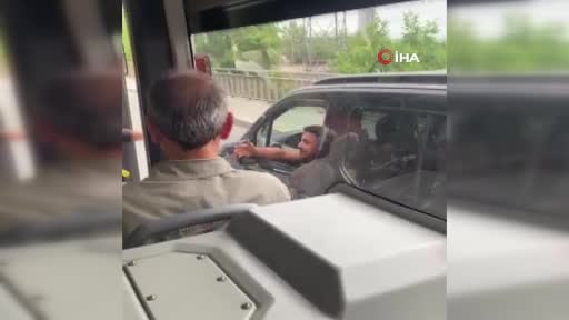 Esenyurt'ta bir İETT şoförü, kendisine küfür edip yolunu kesen şahsa, böyle tepki gösterdi