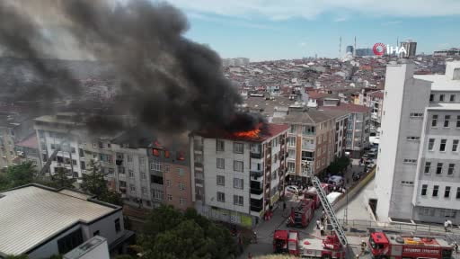 Esenyurt'ta çatı yangını: Alevler yan binaya sıçradı