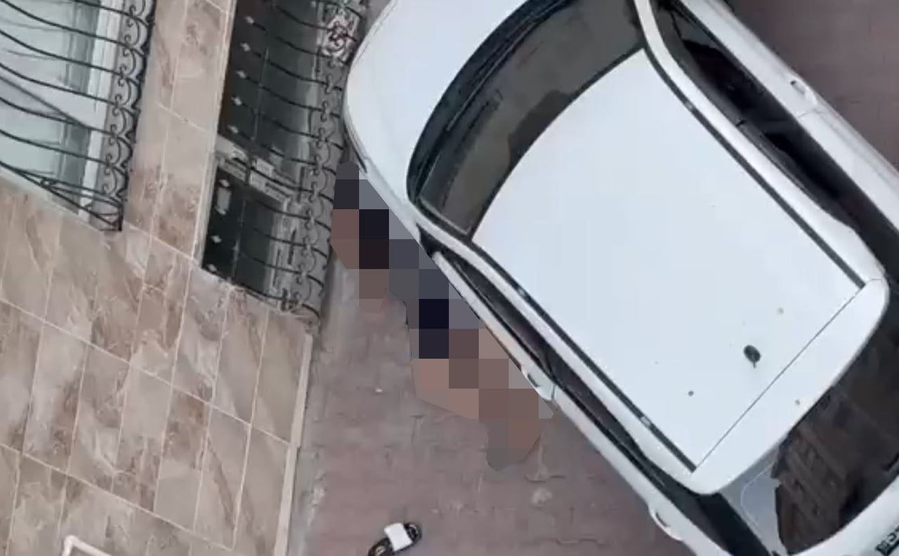 ESENYURT'TA EVİNİN ÖNÜNDE PUSU KURAN SİLAHLI 2 KİŞİNİN SALDIRISINA UĞRAYAN GENÇ ADAM OLAY YERİNDE...