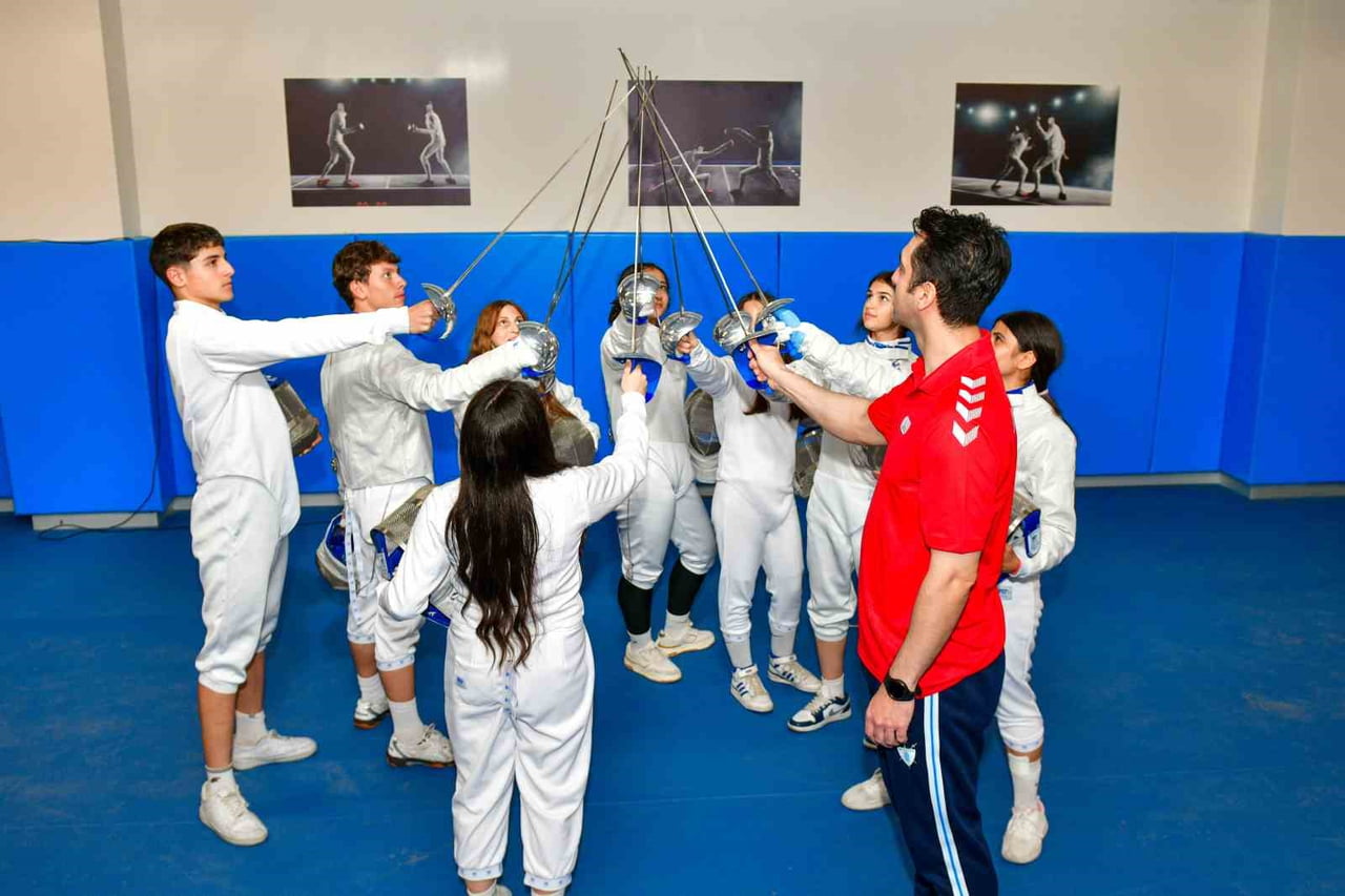 ESENYURT'TA GENÇLER ÜCRETSİZ ESKRİM KURSLARIYLA HEM SPORTİF BECERİLERİNİ GELİŞTİRİYOR HEM DE...