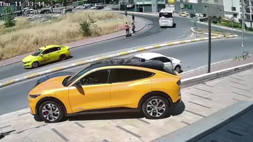 Esenyurt'ta otomobil, ters yönde giden scooter sürücüsüne böyle çarptı