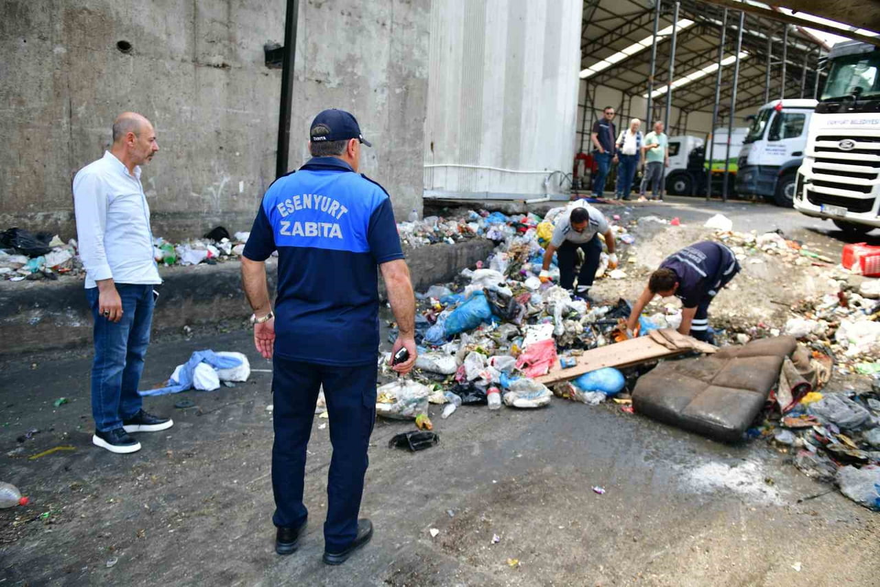 ESENYURT'TA YAŞAYAN BİR VATANDAŞIN DALGINLIK SONUCU ÇÖPE ATTIĞI PARA VE CÜZDANI, ESENYURT...