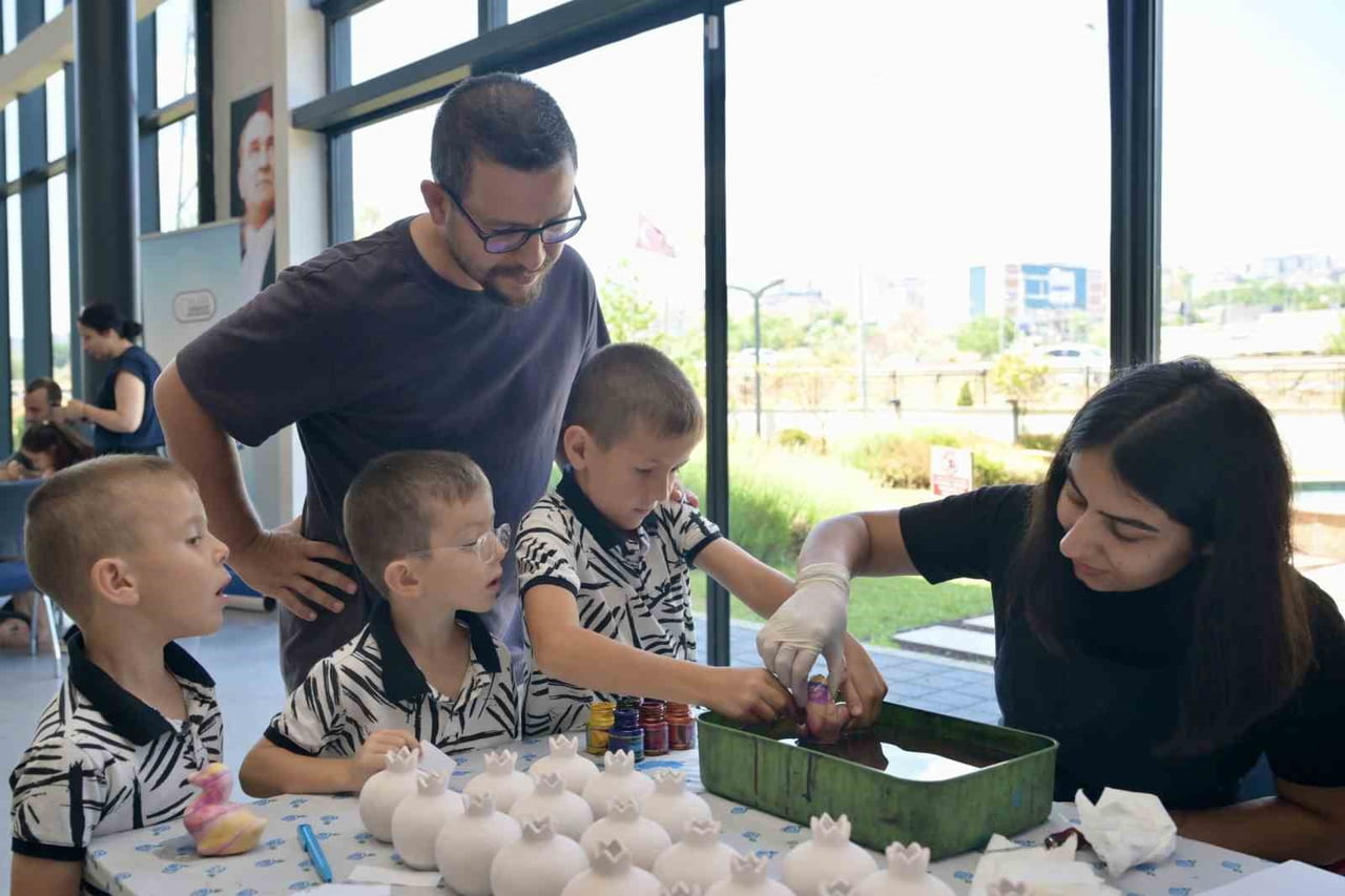 ESENYURT BELEDİYESİ ÇOCUK ÜNİVERSİTESİ’NDE BABALAR GÜNÜ’NE ÖZEL DÜZENLENEN SANAT ATÖLYESİNDE...