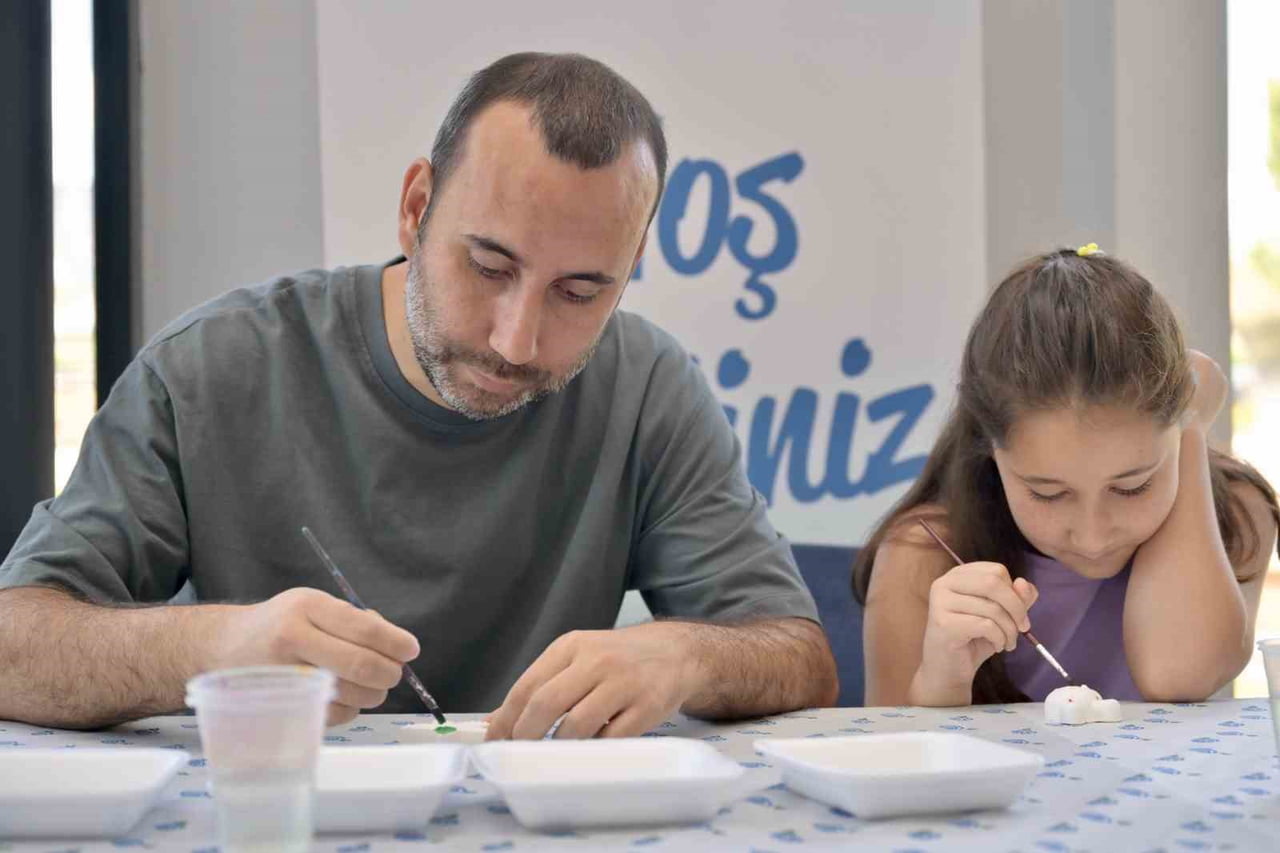 ESENYURT BELEDİYESİ ÇOCUK ÜNİVERSİTESİ’NDE BABALAR GÜNÜ’NE ÖZEL DÜZENLENEN SANAT ATÖLYESİNDE...