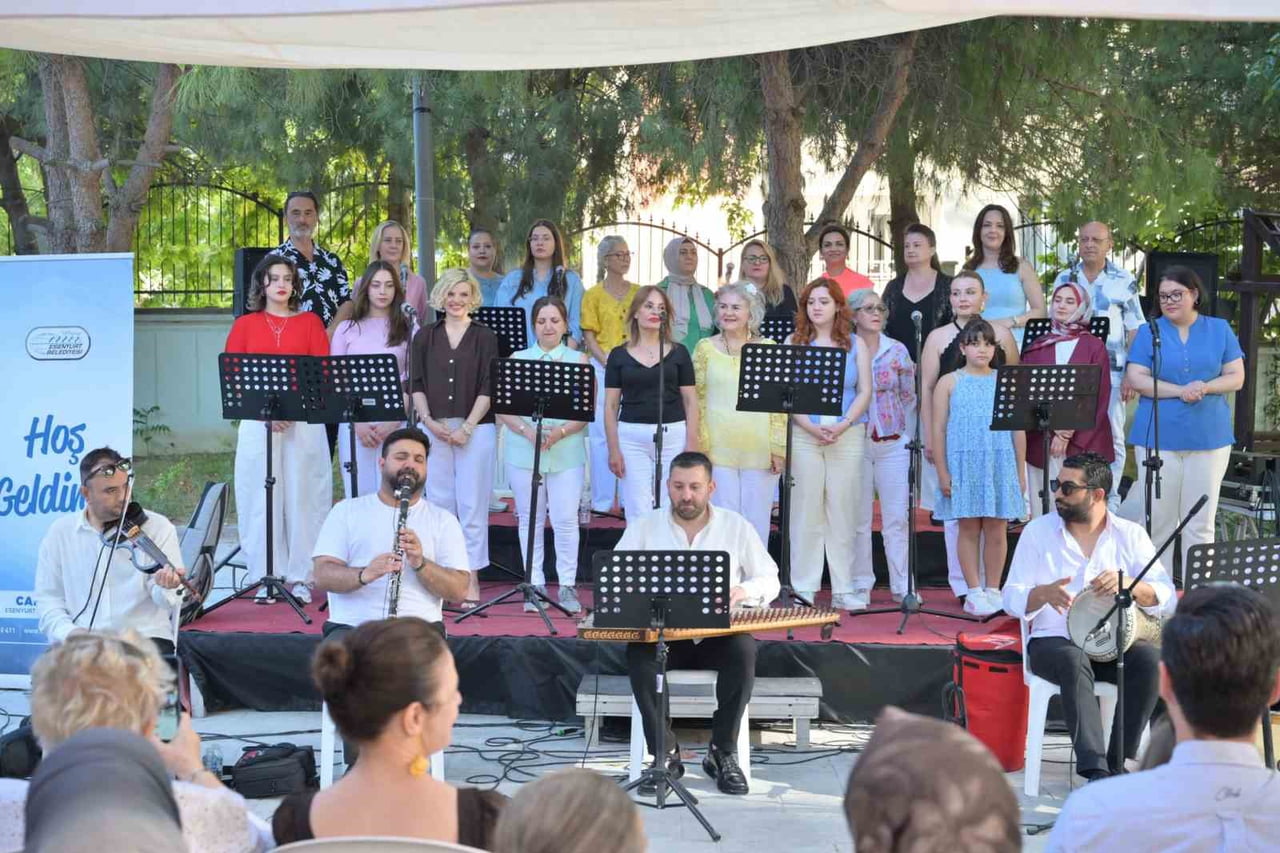 ESENYURT BELEDİYESİ’NİN DÜZENLEDİĞİ MÜZİK KURSLARINDA EĞİTİM ALAN KURSİYERLERİN YIL SONU PROGRAMI...