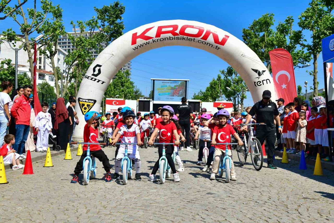 ESENYURT BELEDİYESİ, YAZ SEZONUNUN BAŞLAMASIYLA BİRLİKTE ÇOCUKLARI VE GENÇLERİ SPORLA BULUŞTURAN...