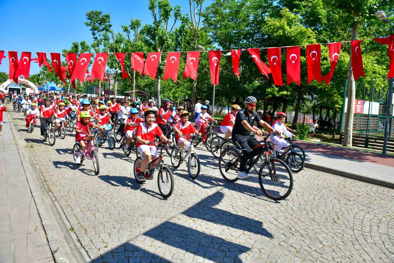 ESENYURT BELEDİYESİ, YAZ SEZONUNUN BAŞLAMASIYLA BİRLİKTE ÇOCUKLARI VE GENÇLERİ SPORLA BULUŞTURAN...