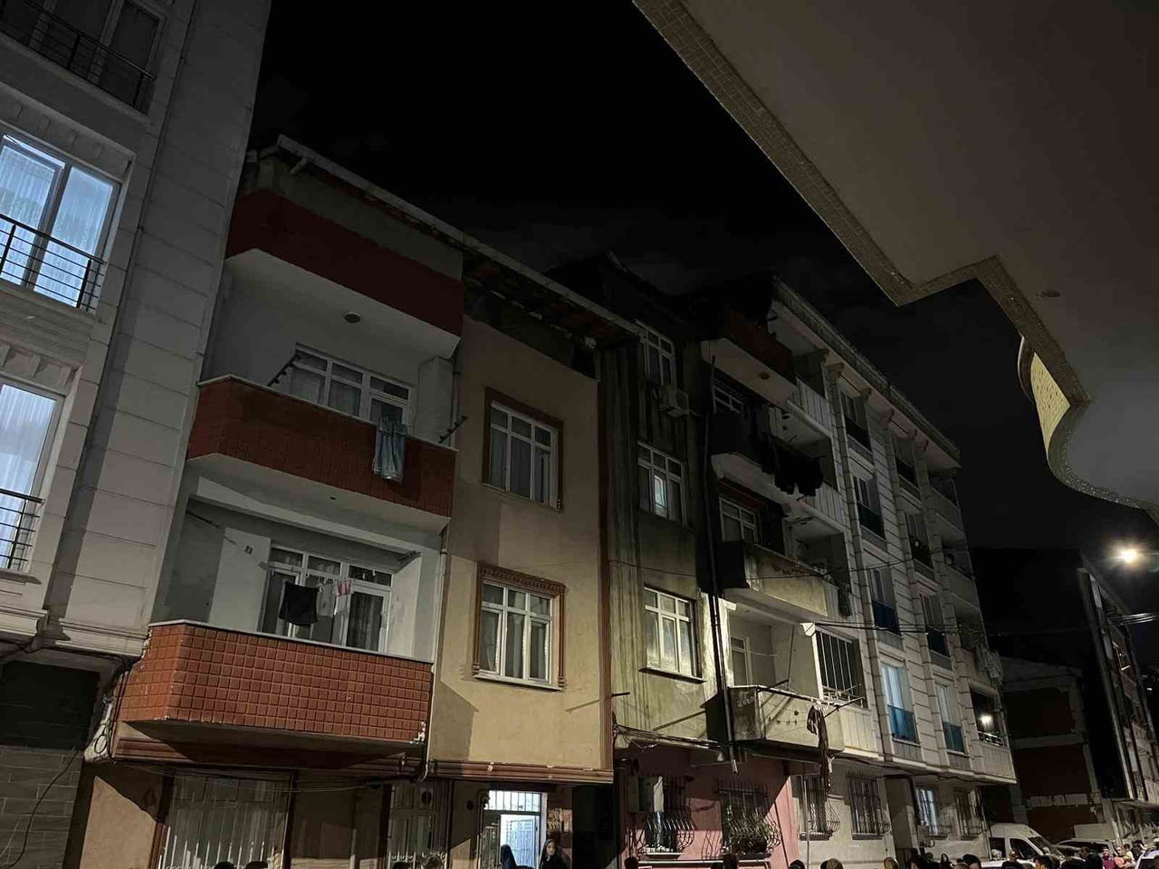ESENYURT’TA 3 KATLI BİNANIN ÇATISI ALEV ALEV YANDI