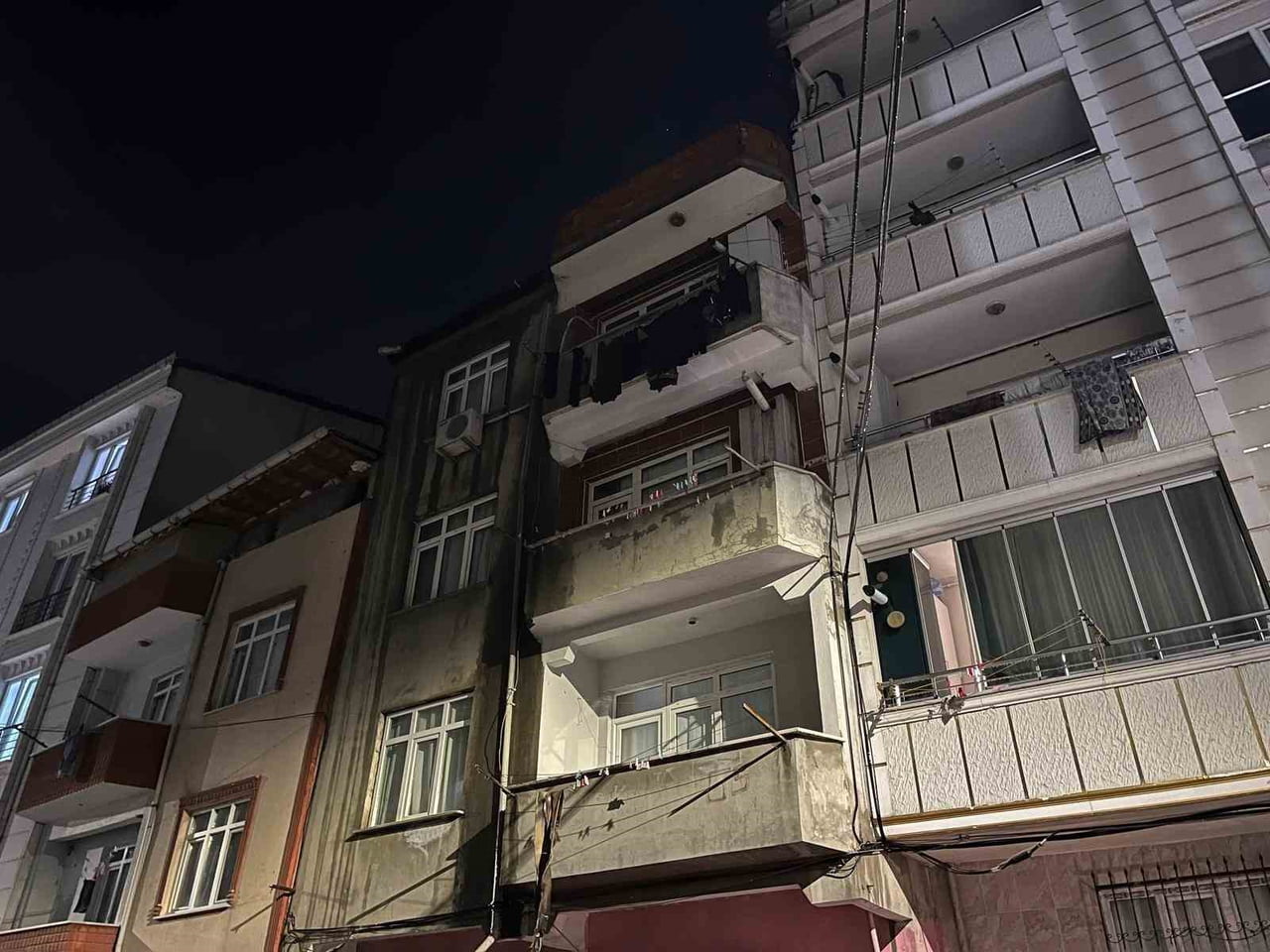 ESENYURT’TA 3 KATLI BİNANIN ÇATISI ALEV ALEV YANDI