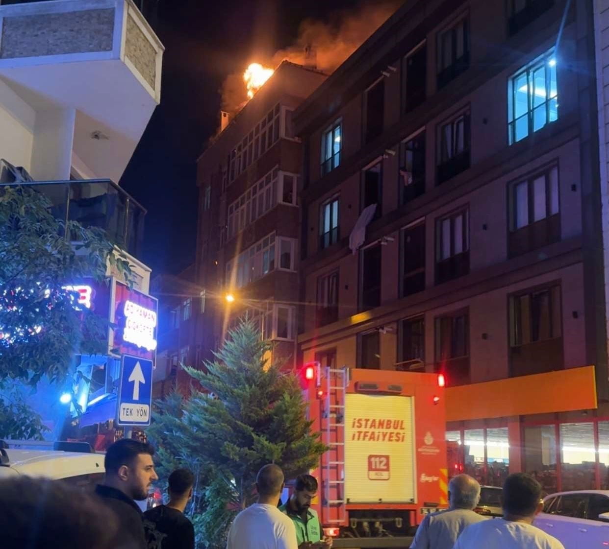 ESENYURT’TA 4 KATLI BİNANIN ÇATISINDA YANGIN