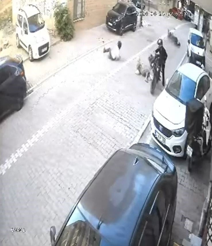 ESENYURT’TA BİR MOTORLU, GAZA FAZLA BASINCA ÖN KALDIRARAK DİREKSİYON HAKİMİYETİNİ KAYBETTİ. O...
