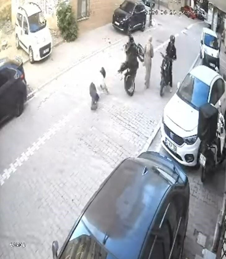 ESENYURT’TA BİR MOTORLU, GAZA FAZLA BASINCA ÖN KALDIRARAK DİREKSİYON HAKİMİYETİNİ KAYBETTİ. O...