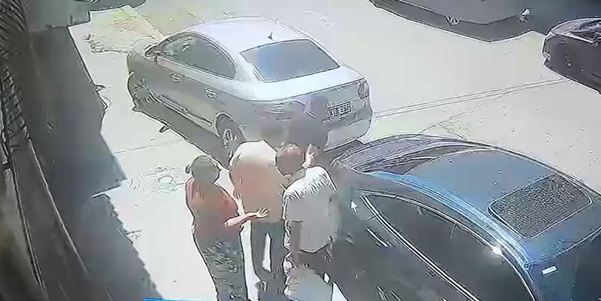 ESENYURT’TA BİR SÜRÜCÜ ARACINI PARK ETMEYE ÇALIŞIRKEN OTOMOBİLE ÇARPTI. HATALI SÜRÜCÜ, KAZAYI...