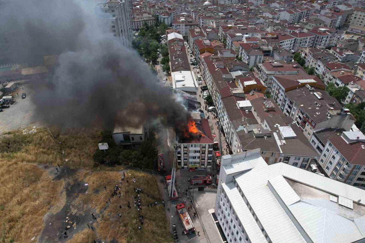 ESENYURT’TA İDDİAYA GÖRE, 5 KATLI BİNANIN ÇATISINDA YAPILAN KAYNAK ÇALIŞMASI SIRASINDA YANGIN...