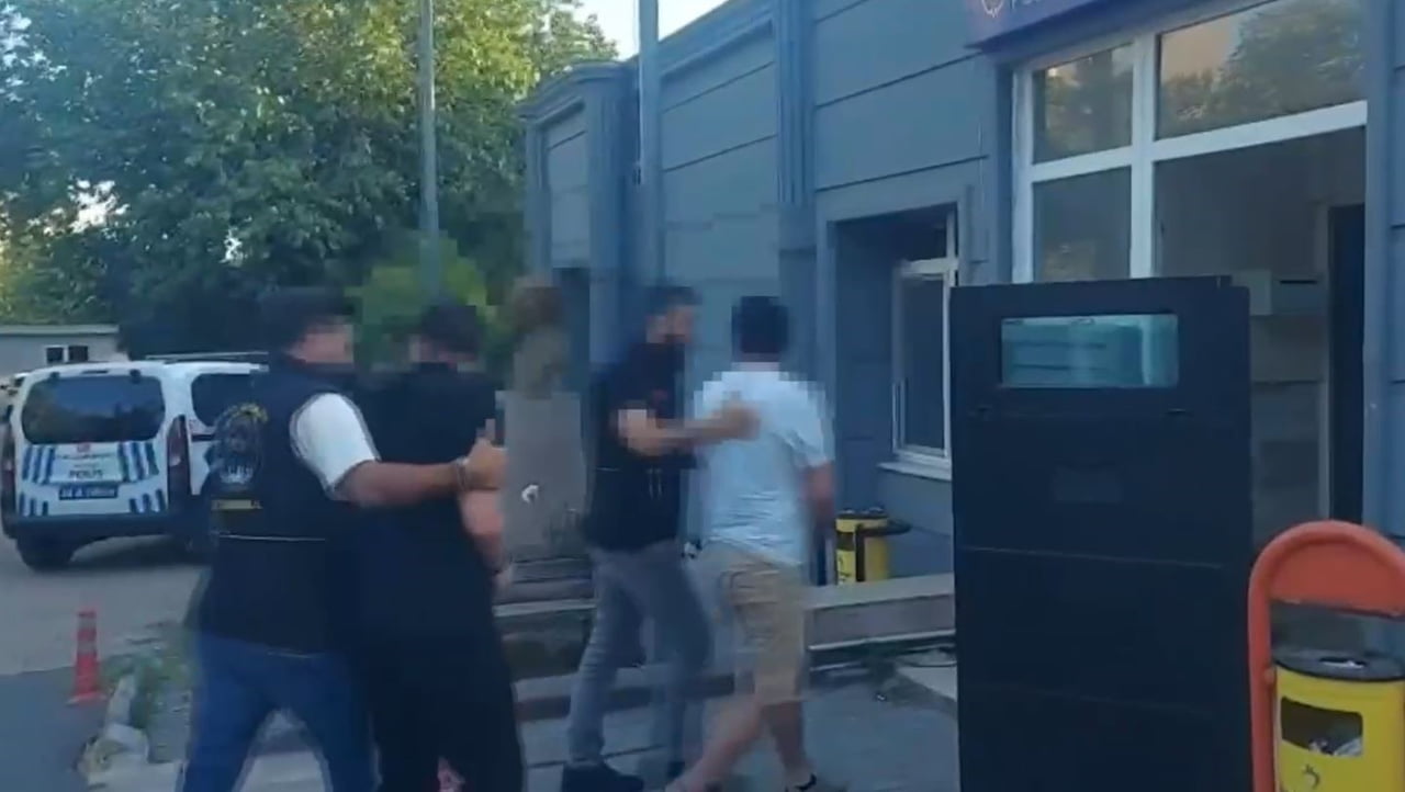 ESENYURT’TA METROBÜS ÇIKIŞI NİŞANLISI VE KAYINVALİDESİ İLE KAHVALTIYA GİDEN GENÇ ADAM YAN BAKMA...