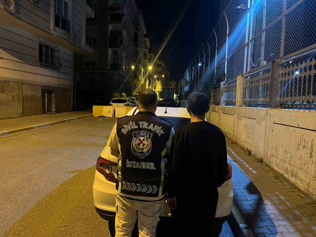 ESENYURT’TA TRAFİKTE TEHLİKELİ HAREKETLER YAPARAK İLERLEYEN SÜRÜCÜ  POLİS EKİPLERİ TARAFINDAN...
