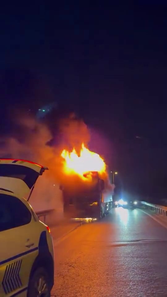 ESENYURT TEM OTOYOLU'NDA SEYİR HALİNDEKİ TIRDA YANGIN ÇIKTI. TIR KISA SÜREDE ALEVLERE TESLİM...