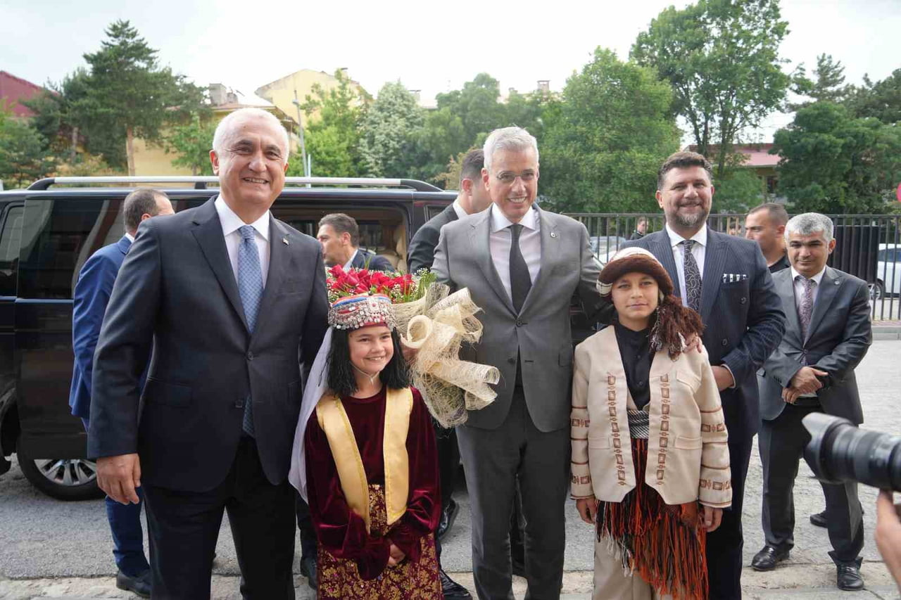 EŞİTLİ TEMASLARDA BULUNMAK ÜZERE MUŞ’A GELEN SAĞLIK BAKANI PROF. DR. KEMAL MEMİŞOĞLU, "İL SAĞLIK...