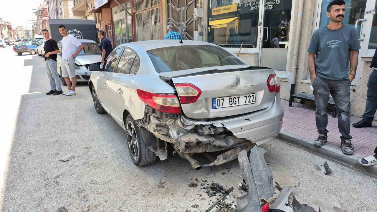 ESKİŞEHİR'DE ALKOLLÜ VE EHLİYETSİZ SÜRÜCÜNÜN KONTROLÜNDEN ÇIKAN OTOMOBİLİN PARK HALİNDEKİ ARAÇLARA...