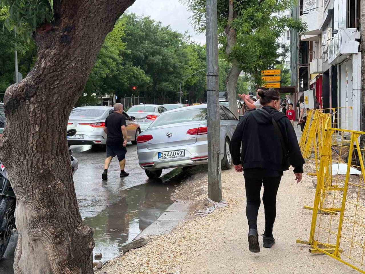 ESKİŞEHİR'DE ARACINI 'DURAKLAMA VE PARK ETMEK YASAKTIR' LEVHASININ HEMEN ÖNÜNE HATALI ŞEKİLDE ARAÇ...