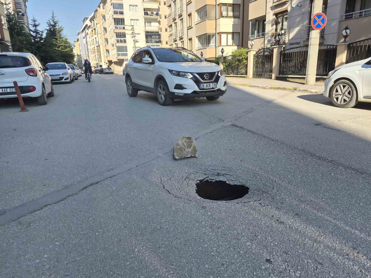 ESKİŞEHİR'DE ASFALT YOLDA ÇÖKME MEYDANA GELDİ, SÜRÜCÜLER ZOR ANLAR YAŞADI.