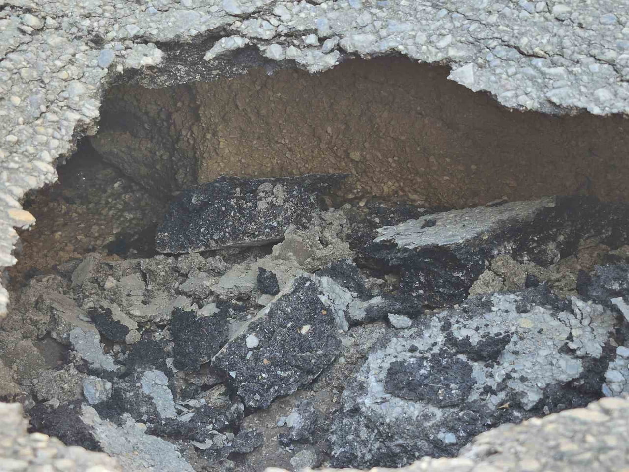 ESKİŞEHİR'DE ASFALT YOLDA ÇÖKME MEYDANA GELDİ, SÜRÜCÜLER ZOR ANLAR YAŞADI.