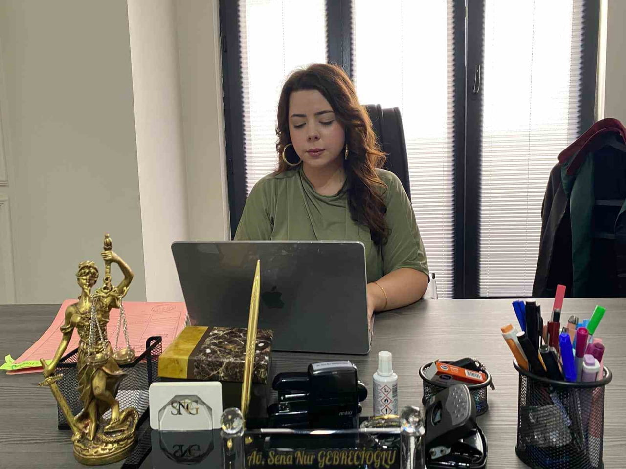 ESKİŞEHİR'DE AVUKATLIK YAPAN SENA NUR GEBRECİOĞLU, SON GÜNLERDE GÜNDEMDE OLAN SÜRESİZ NAFAKA...