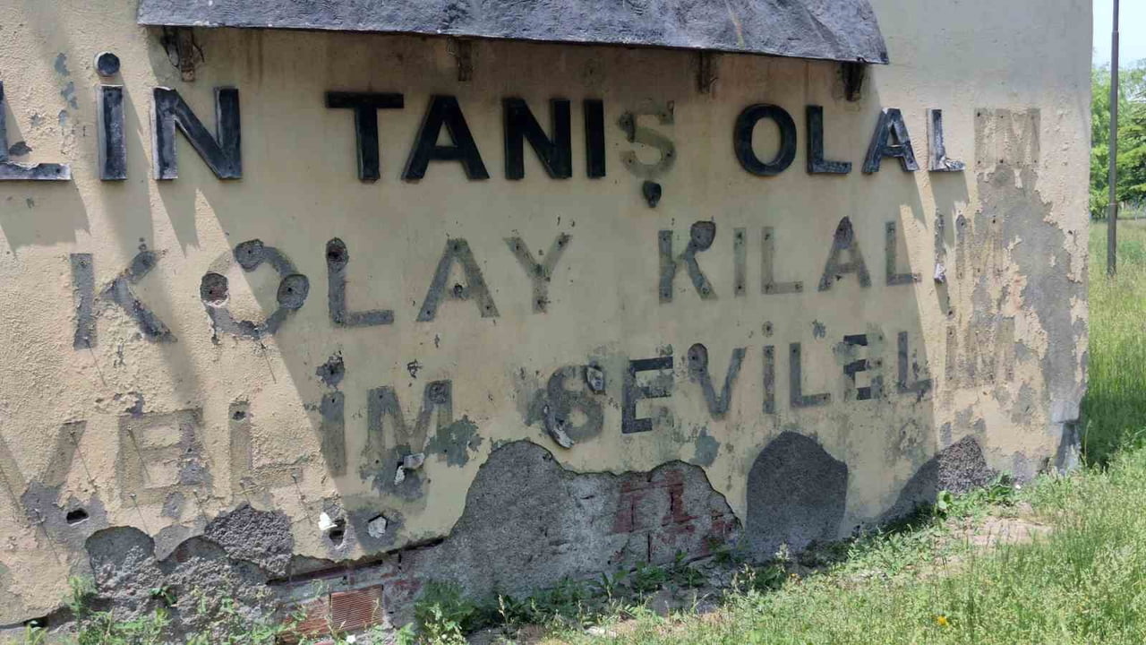 ESKİŞEHİR'DE AYNI CADDE ÜZERİNDE BULUNAN 2 TANE TRAFO BİNASINDAN BİRİNDE, "3 BİN YILLIK TARİHİMİZE...