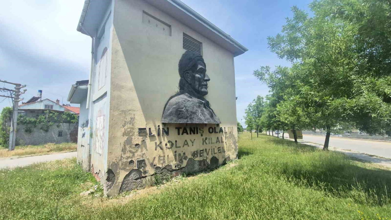 ESKİŞEHİR'DE AYNI CADDE ÜZERİNDE BULUNAN 2 TANE TRAFO BİNASINDAN BİRİNDE, "3 BİN YILLIK TARİHİMİZE...